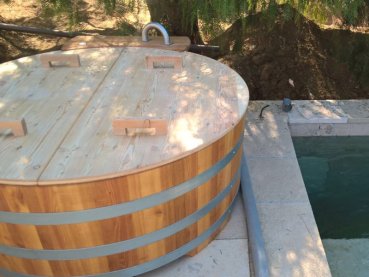 Das Winzer-Bad: Großzügige Rund-Badewanne aus massiver Robinie